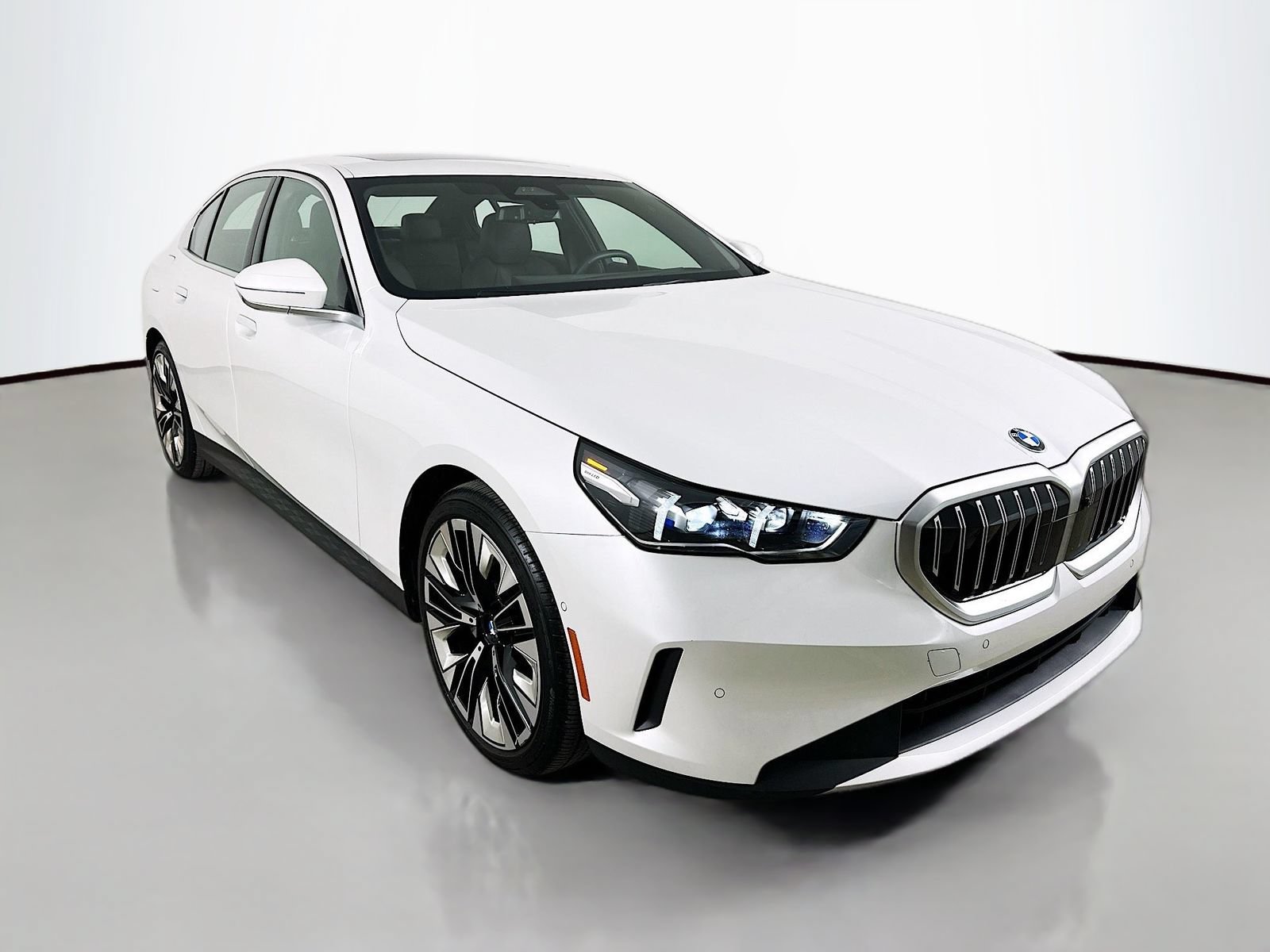 Used 2025 BMW 530i xDrive w/ Premium Package AWD/4WD image 3