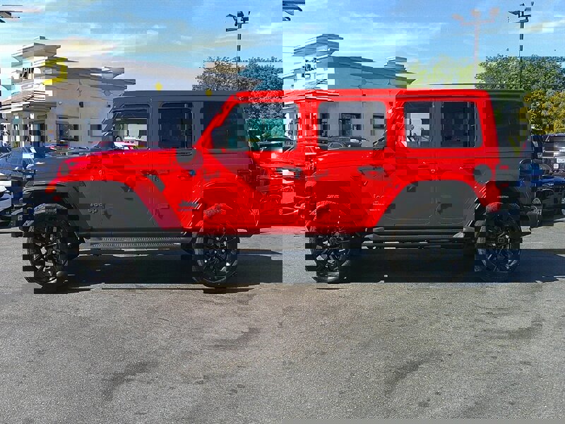 Used 2025 Jeep Wrangler Unlimited Sahara image 3