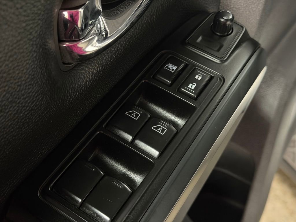 Used 2018 Nissan Titan S image 29