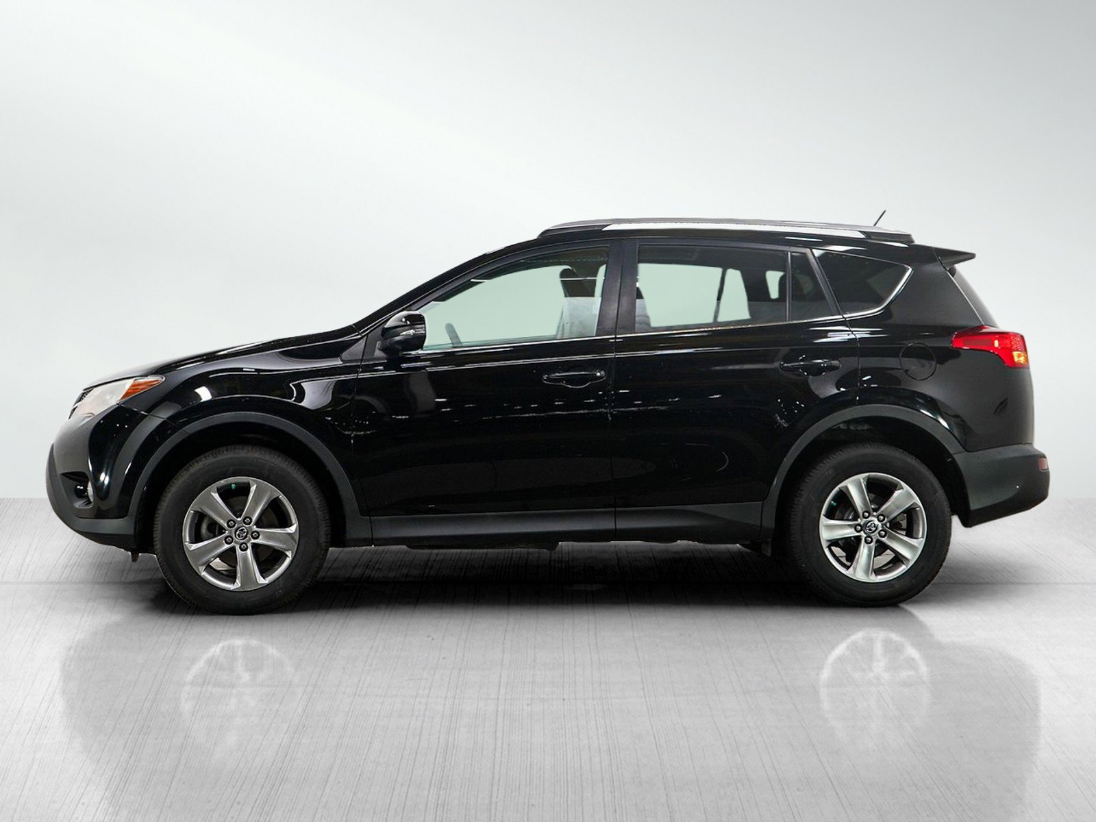 Used 2015 Toyota RAV4 XLE AWD/4WD image 2