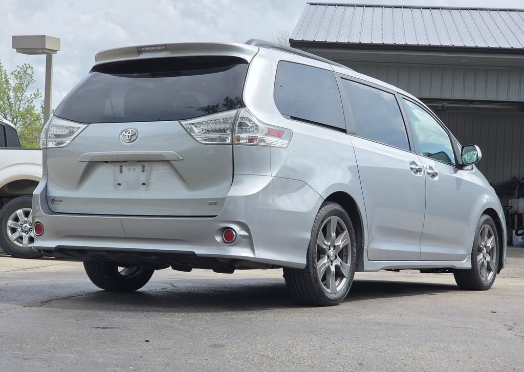Used 2017 Toyota Sienna SE Premium FWD image 4