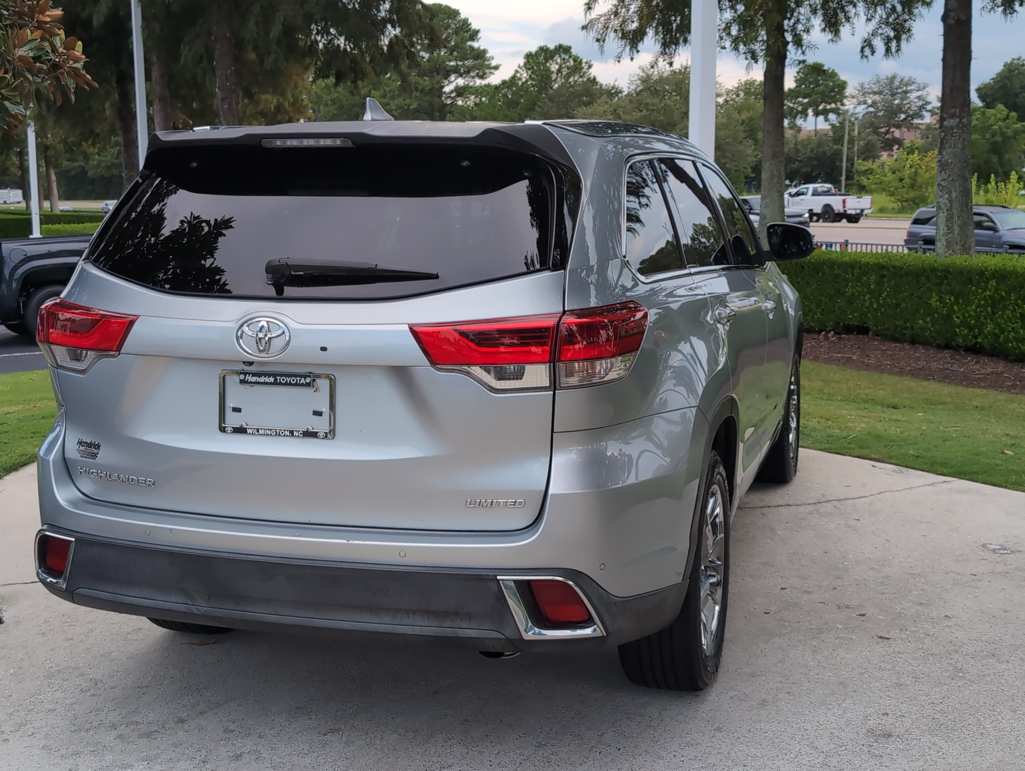 Used 2019 Toyota Highlander Limited Platinum FWD image 10