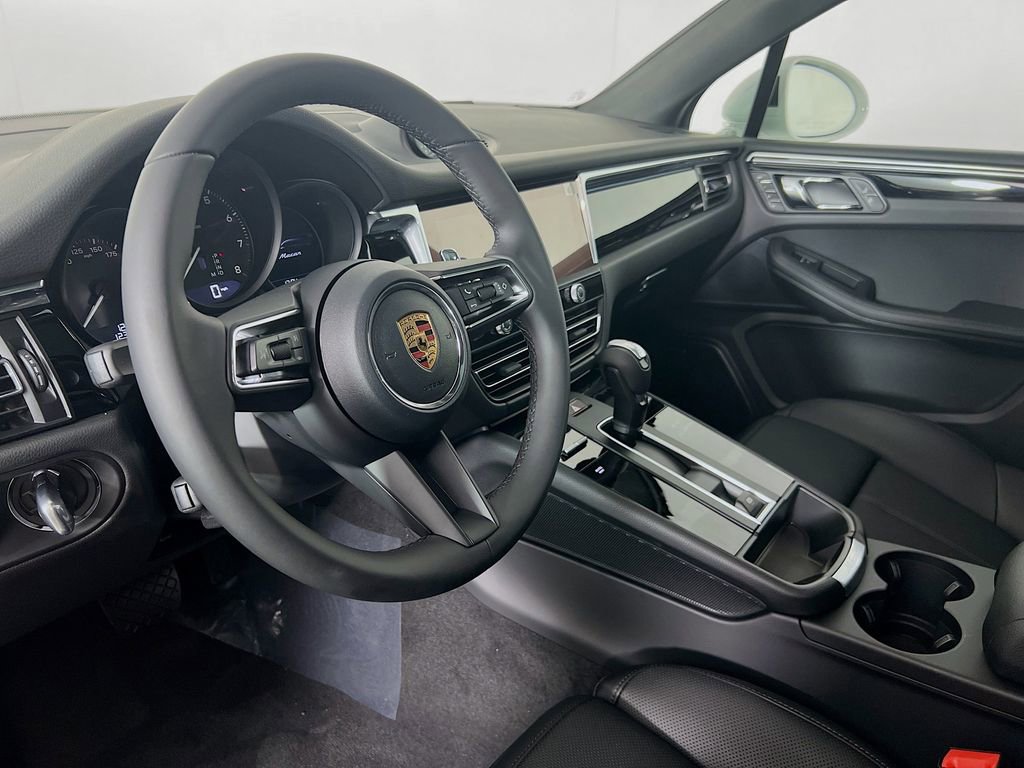 Certified 2026 Porsche Macan AWD/4WD image 4