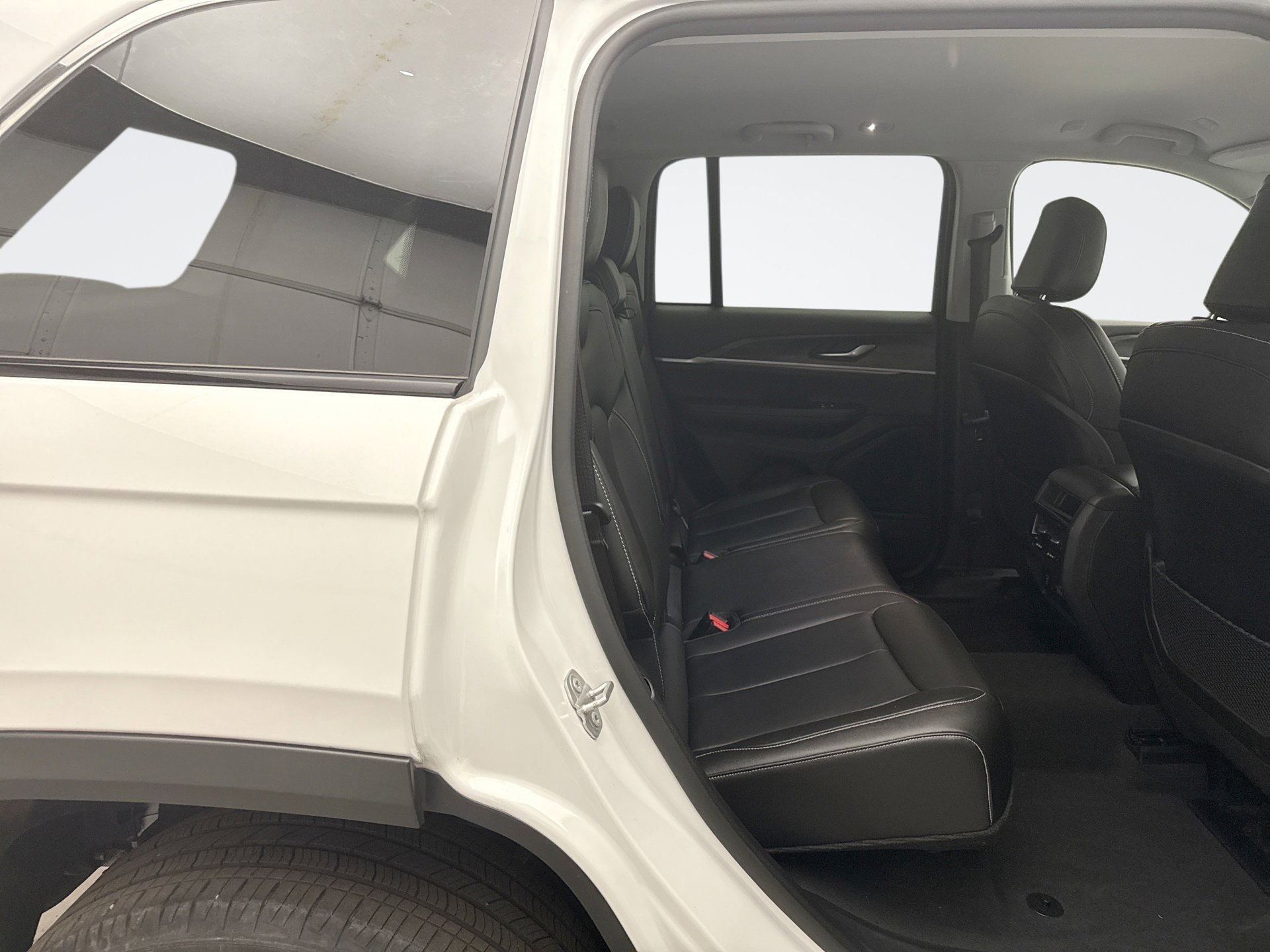 Used 2023 Jeep Grand Cherokee Limited AWD/4WD image 18