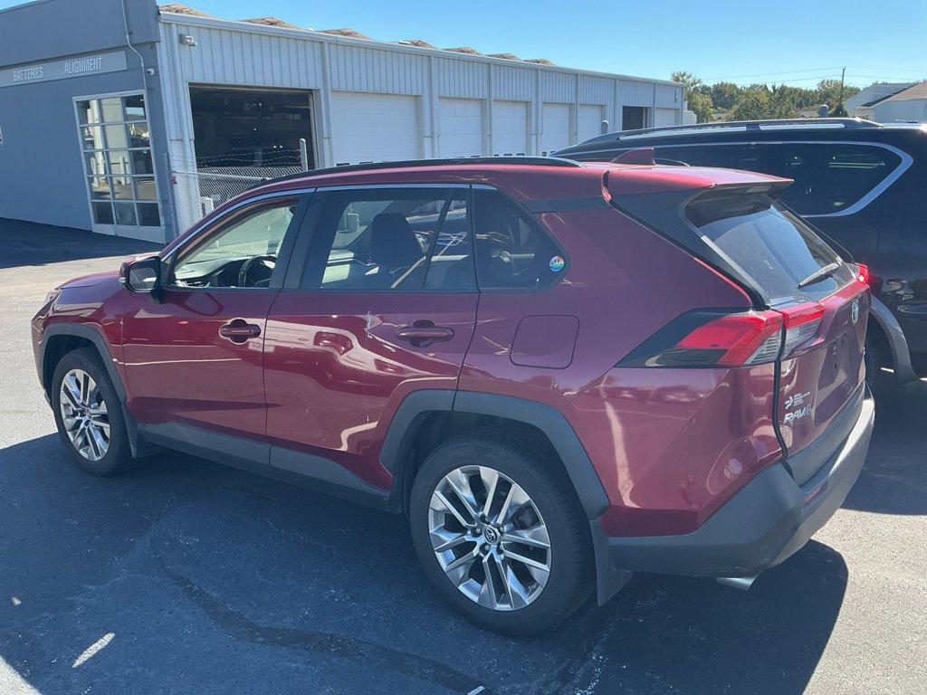 Used 2019 Toyota RAV4 XLE Premium FWD image 8
