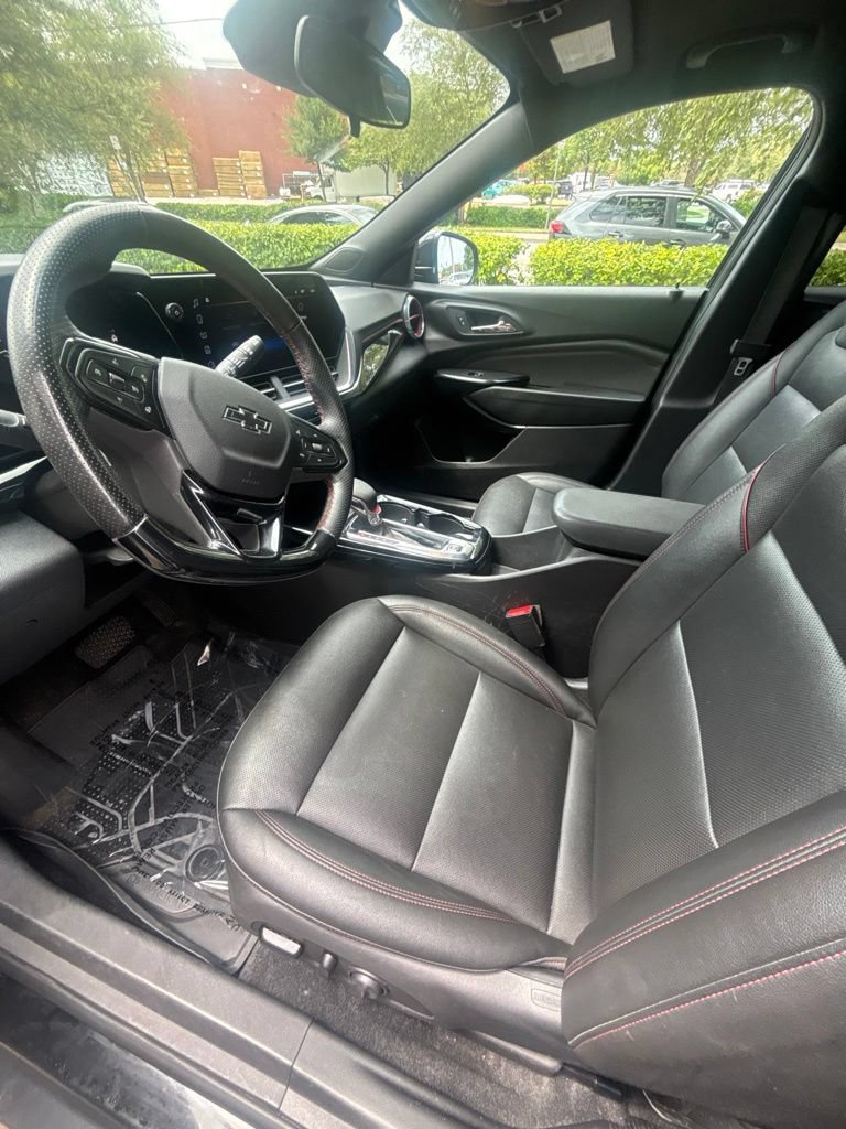 Used 2025 Chevrolet Trax RS w/ Sunroof Package FWD image 12