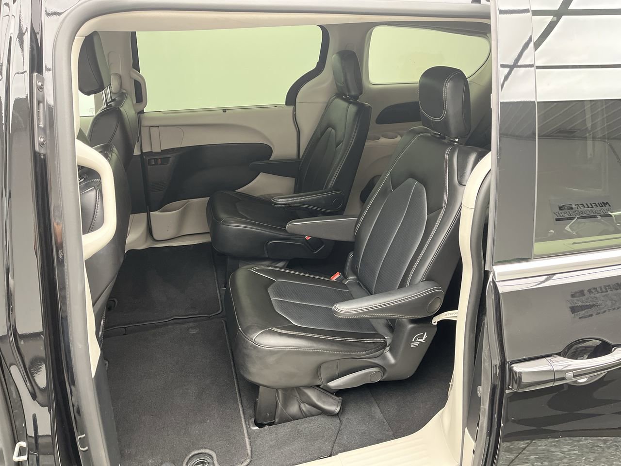 Used 2024 Chrysler Pacifica Touring-L FWD image 11