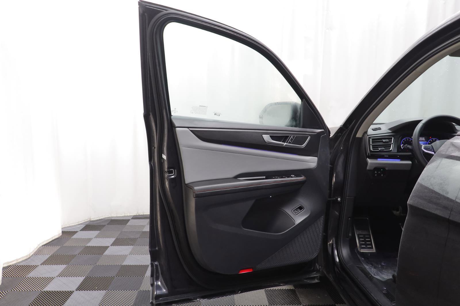 Used 2025 Volkswagen Atlas Peak Edition SE image 4