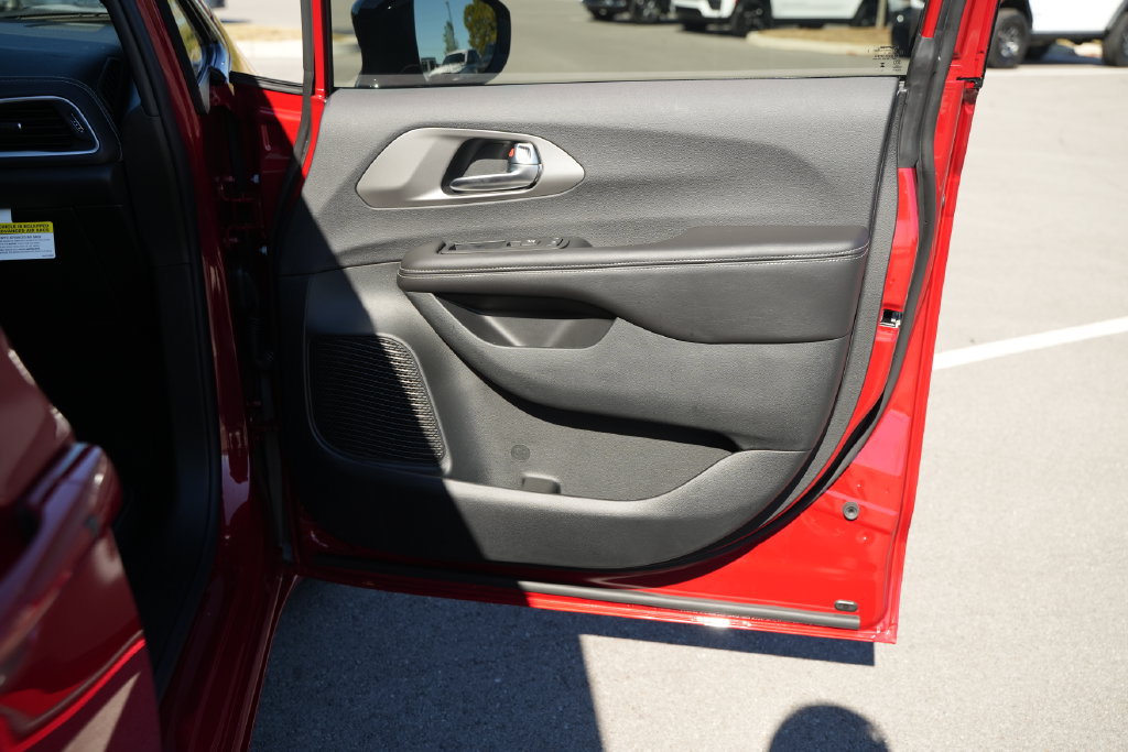 New 2027 Chrysler Pacifica Limited FWD image 19