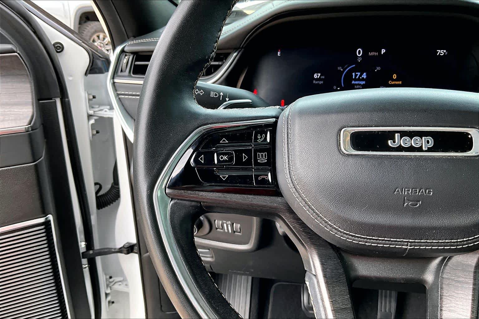Used 2022 Jeep Grand Cherokee Overland AWD/4WD image 23