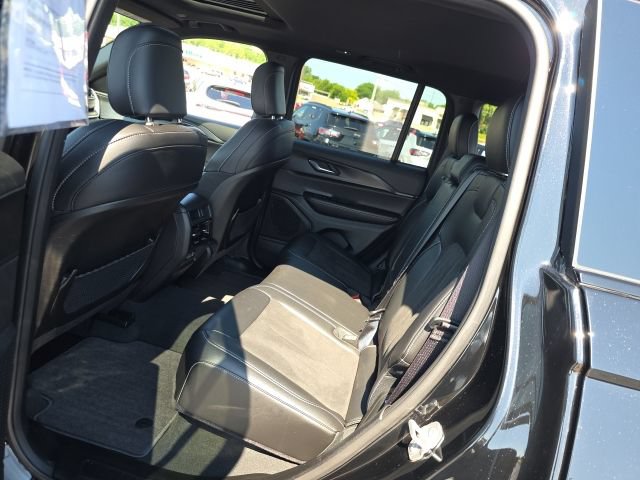 Used 2025 Jeep Grand Cherokee Altitude AWD/4WD image 27