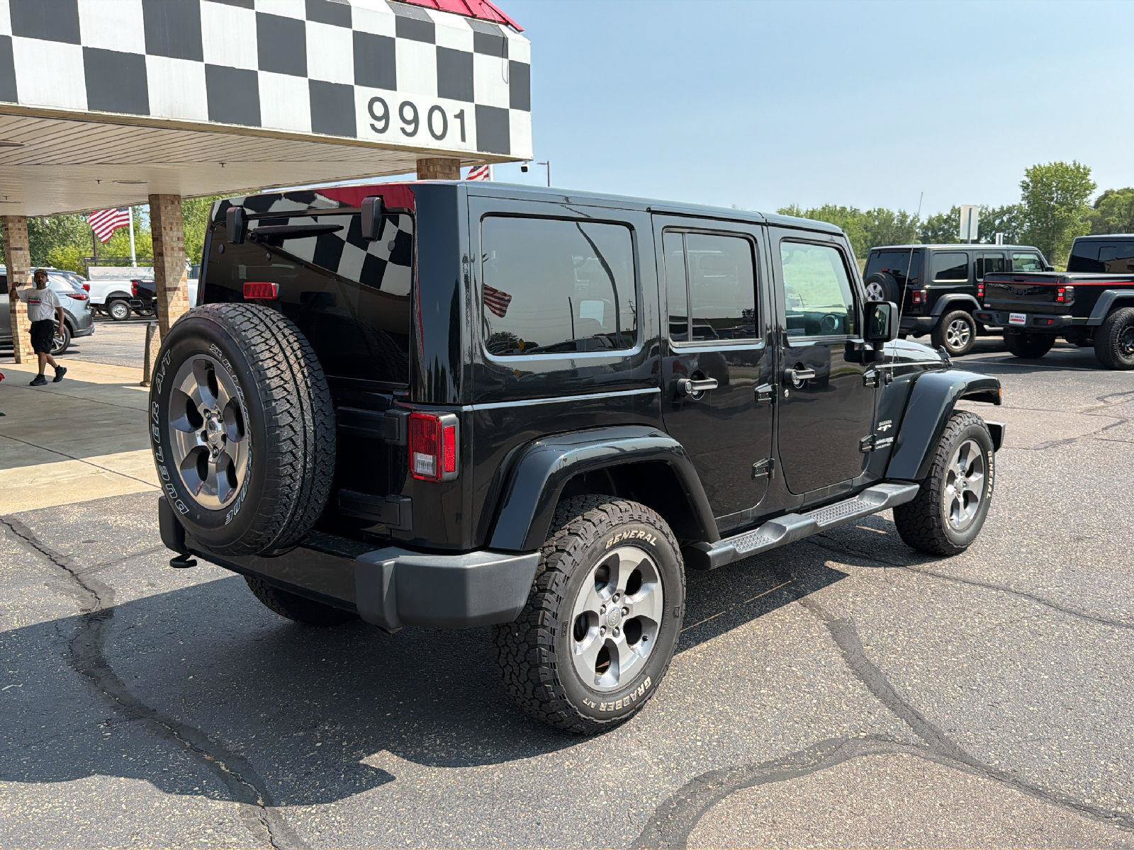 Used 2018 Jeep Wrangler Unlimited Sahara w/ Connectivity Group AWD/4WD image 7