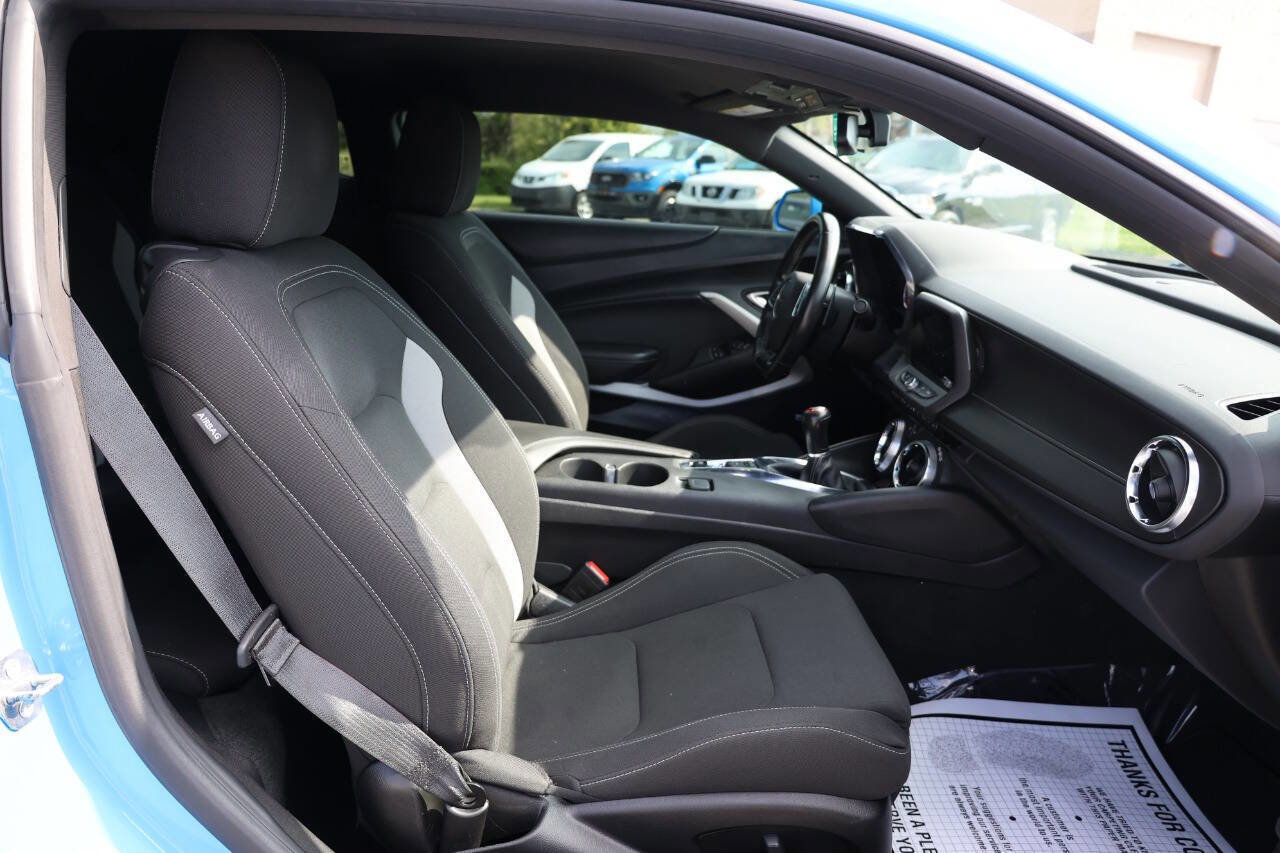 Used 2022 Chevrolet Camaro LT w/ Technology Package image 15