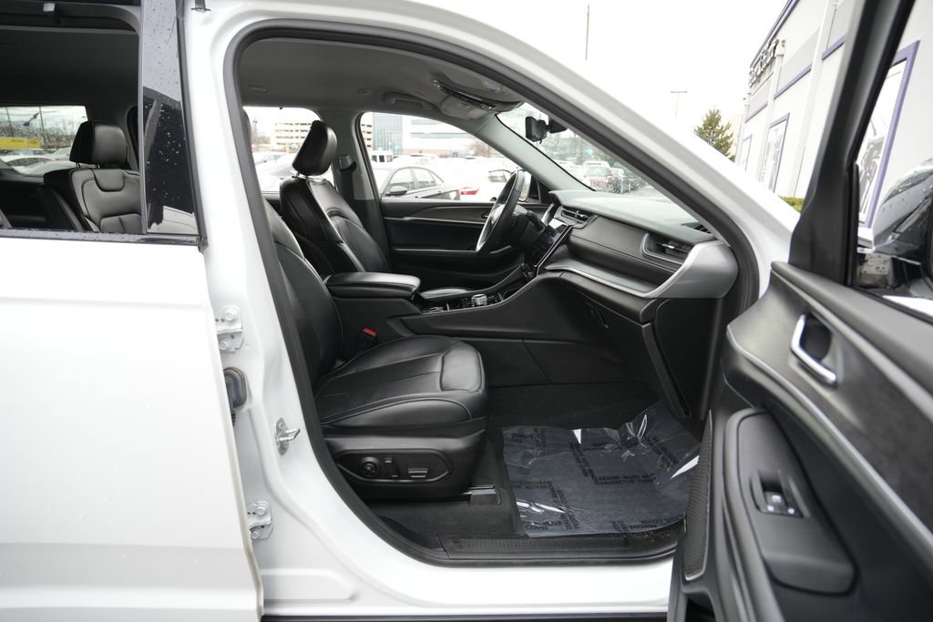 Used 2023 Jeep Grand Cherokee L Limited w/ Luxury Tech Group II AWD/4WD image 30