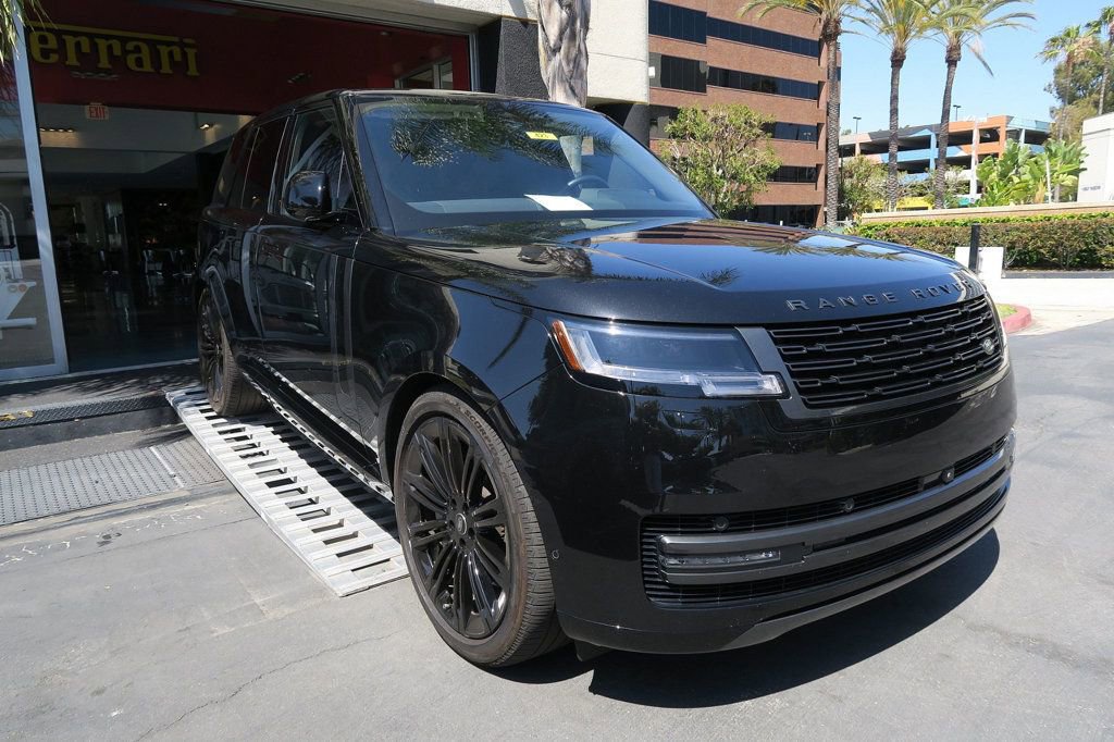 Used 2025 Land Rover Range Rover SE AWD/4WD image 4