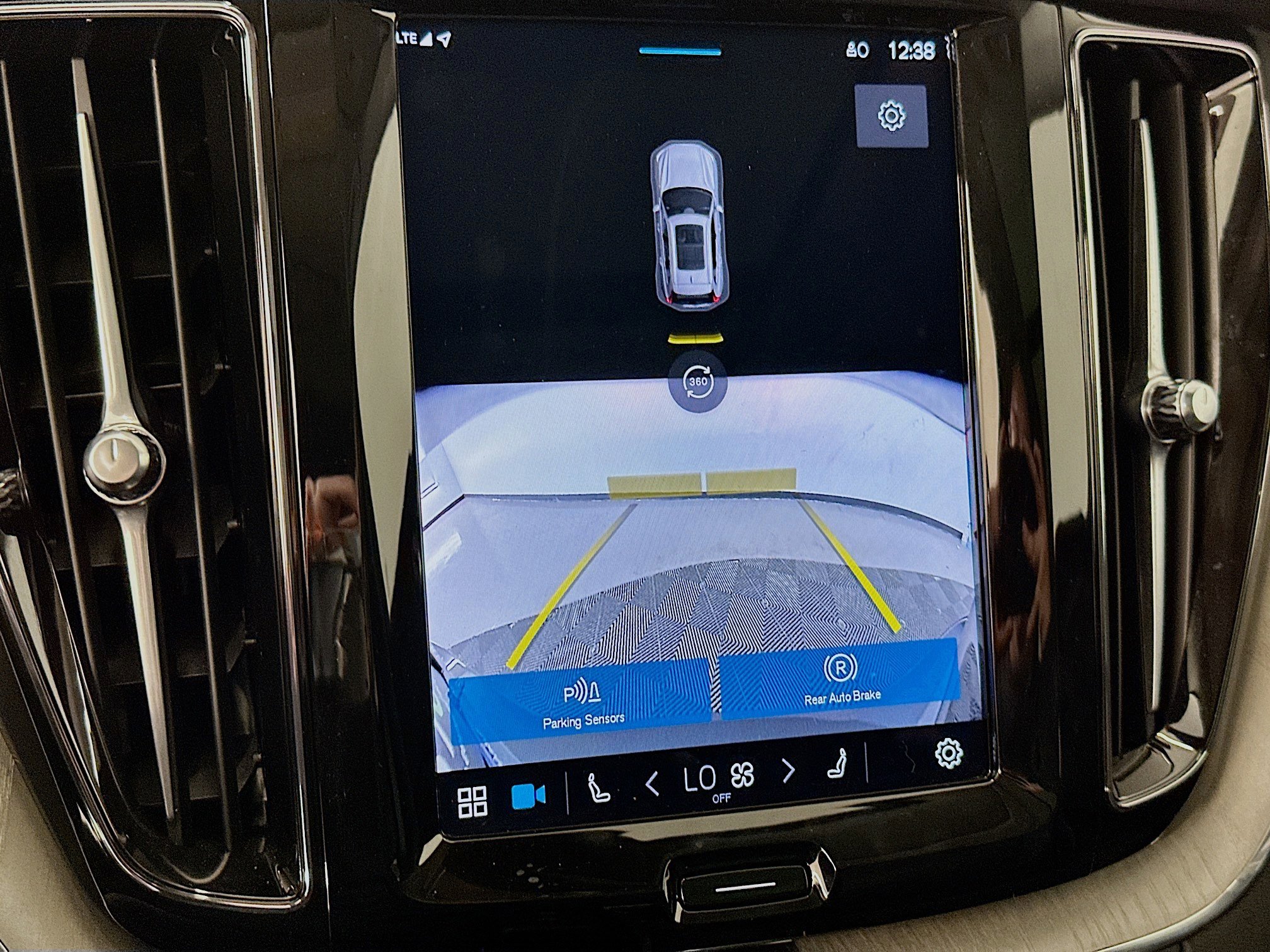 Used 2025 Volvo XC60 B5 Plus image 23