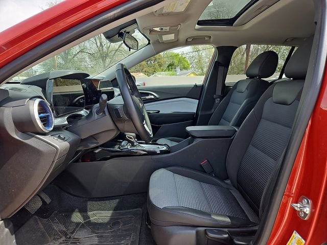 Used 2024 Chevrolet Trax LT w/ Sunroof Package image 15