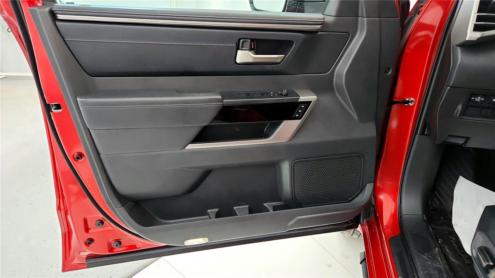 Used 2025 Toyota Tundra Limited image 29