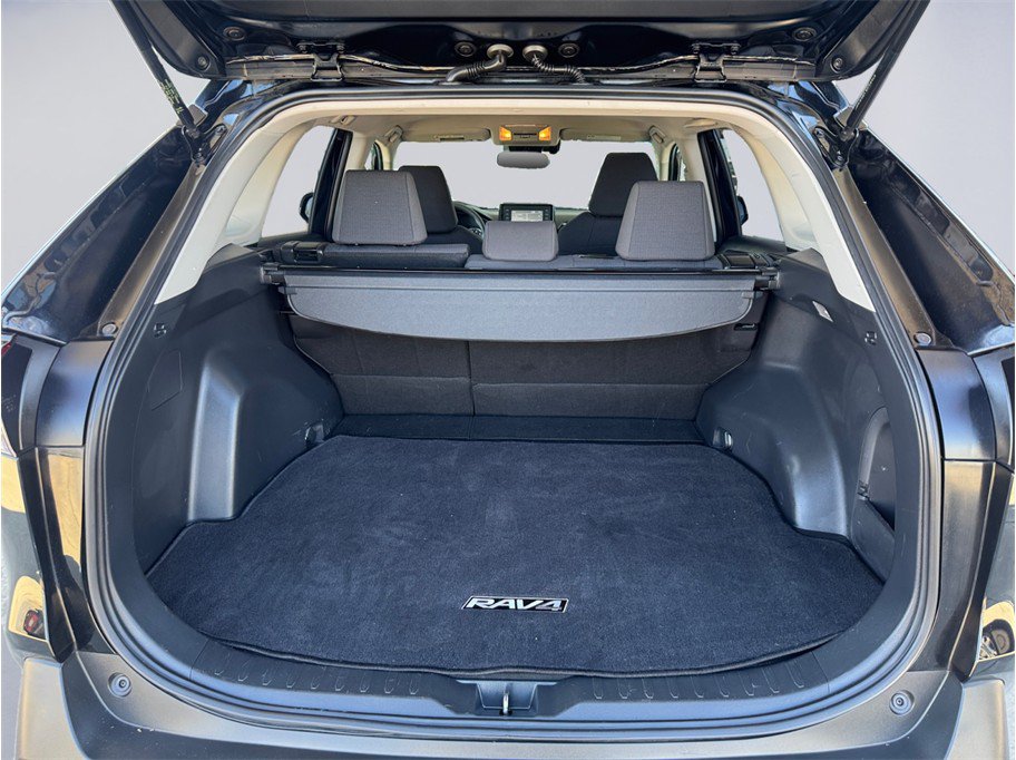 Used 2019 Toyota RAV4 LE w/ Carpet Mat Package AWD/4WD image 25