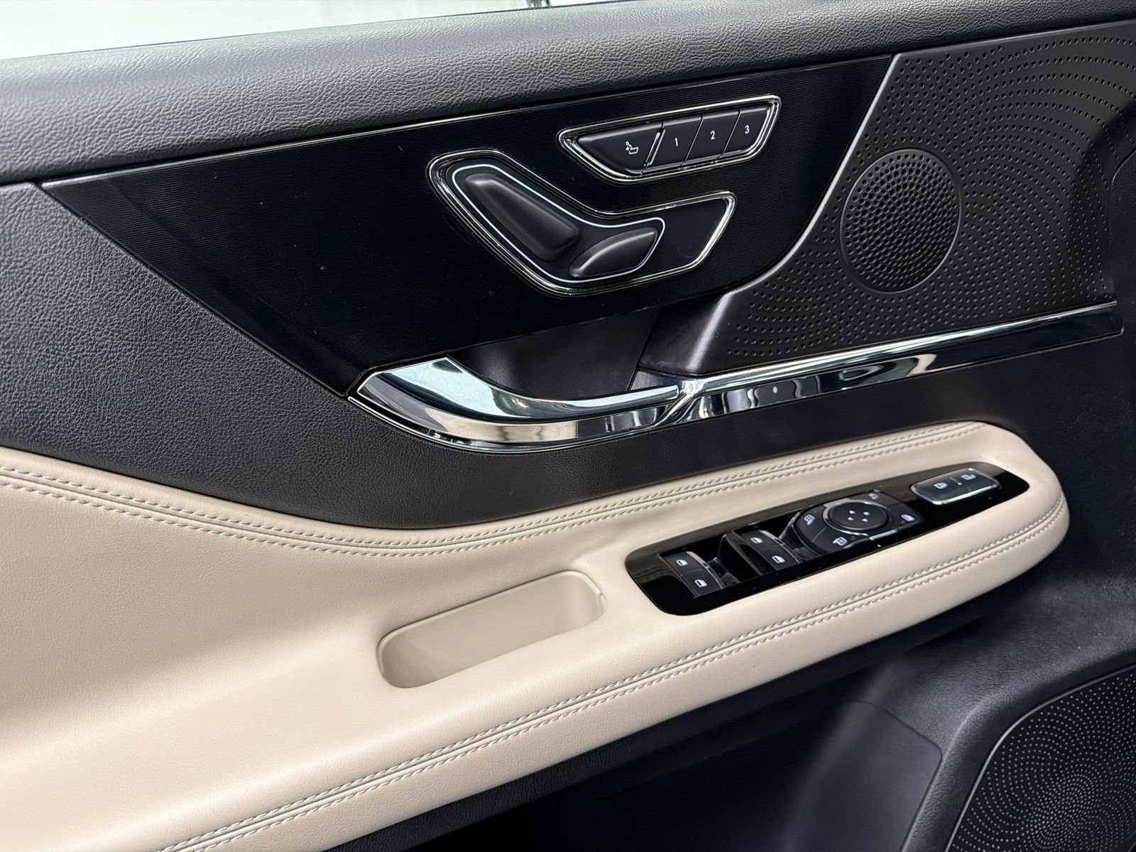 Certified 2025 Lincoln Corsair AWD image 33