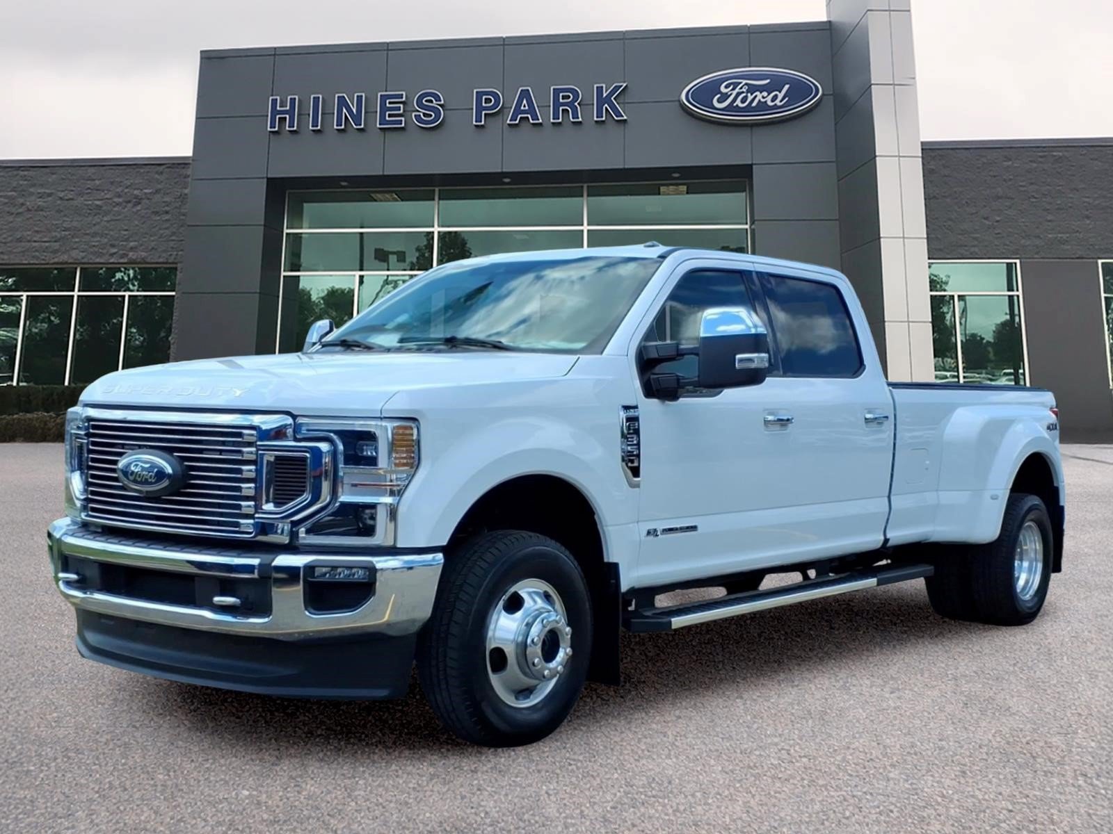 Used 2022 Ford F350 Lariat w/ Lariat Ultimate Package AWD/4WD image 3