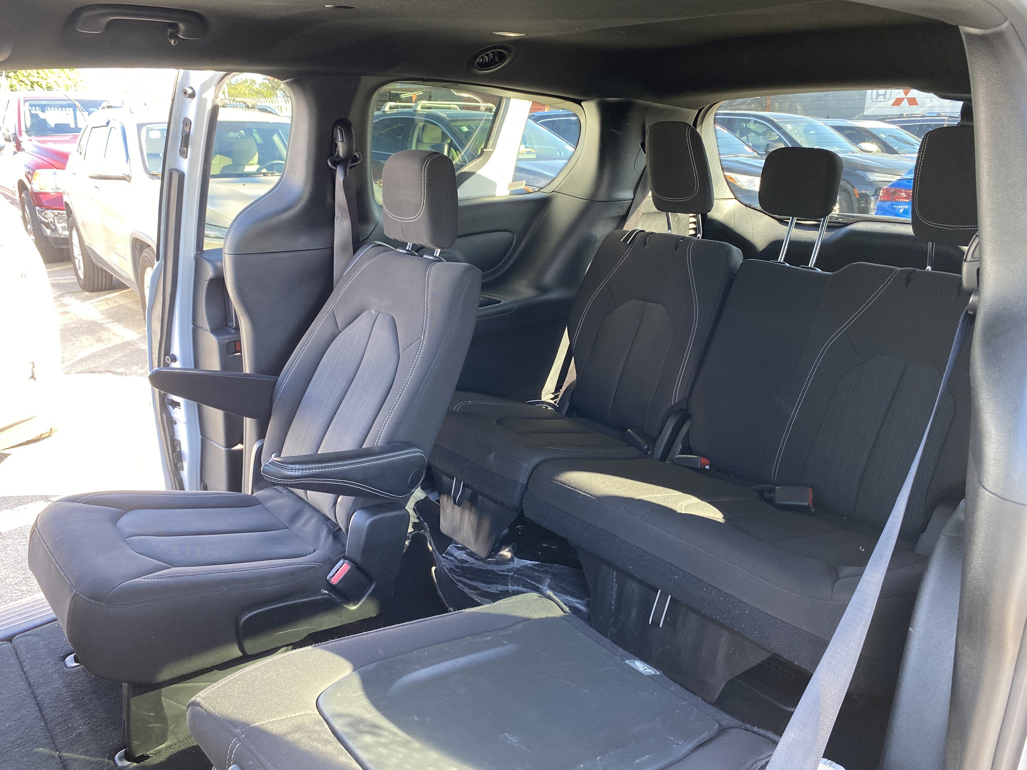 Used 2023 Chrysler Pacifica Touring image 17