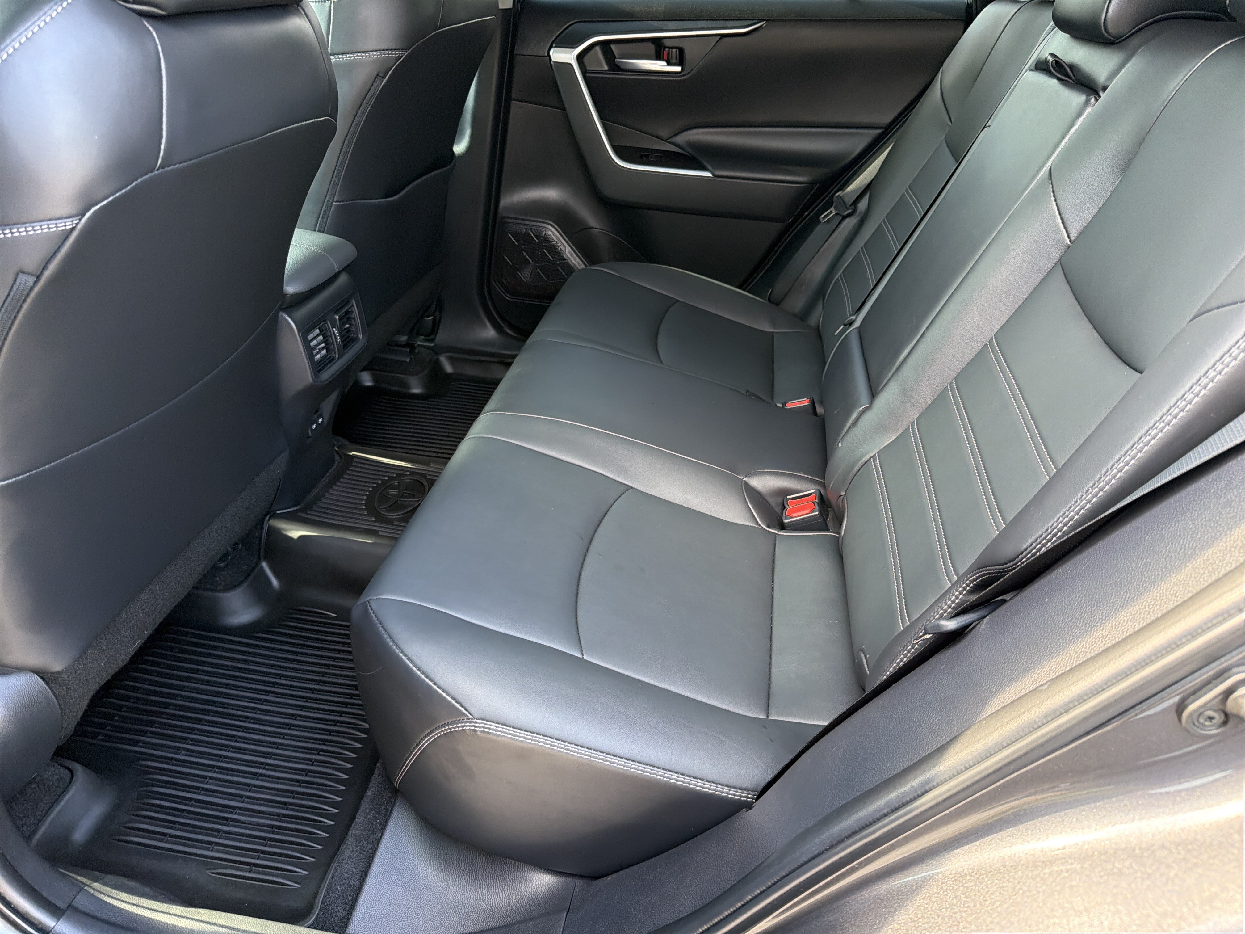 Certified 2022 Toyota RAV4 XLE Premium AWD/4WD image 30