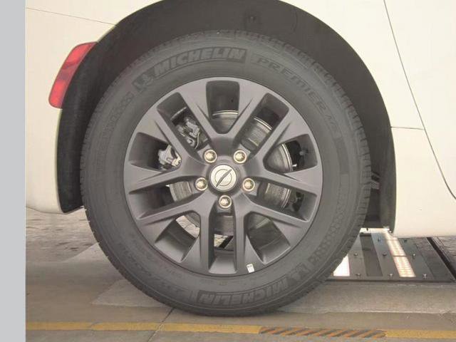 Used 2024 Chrysler Pacifica Limited w/ Uconnect Theater Family Group FWD image 22