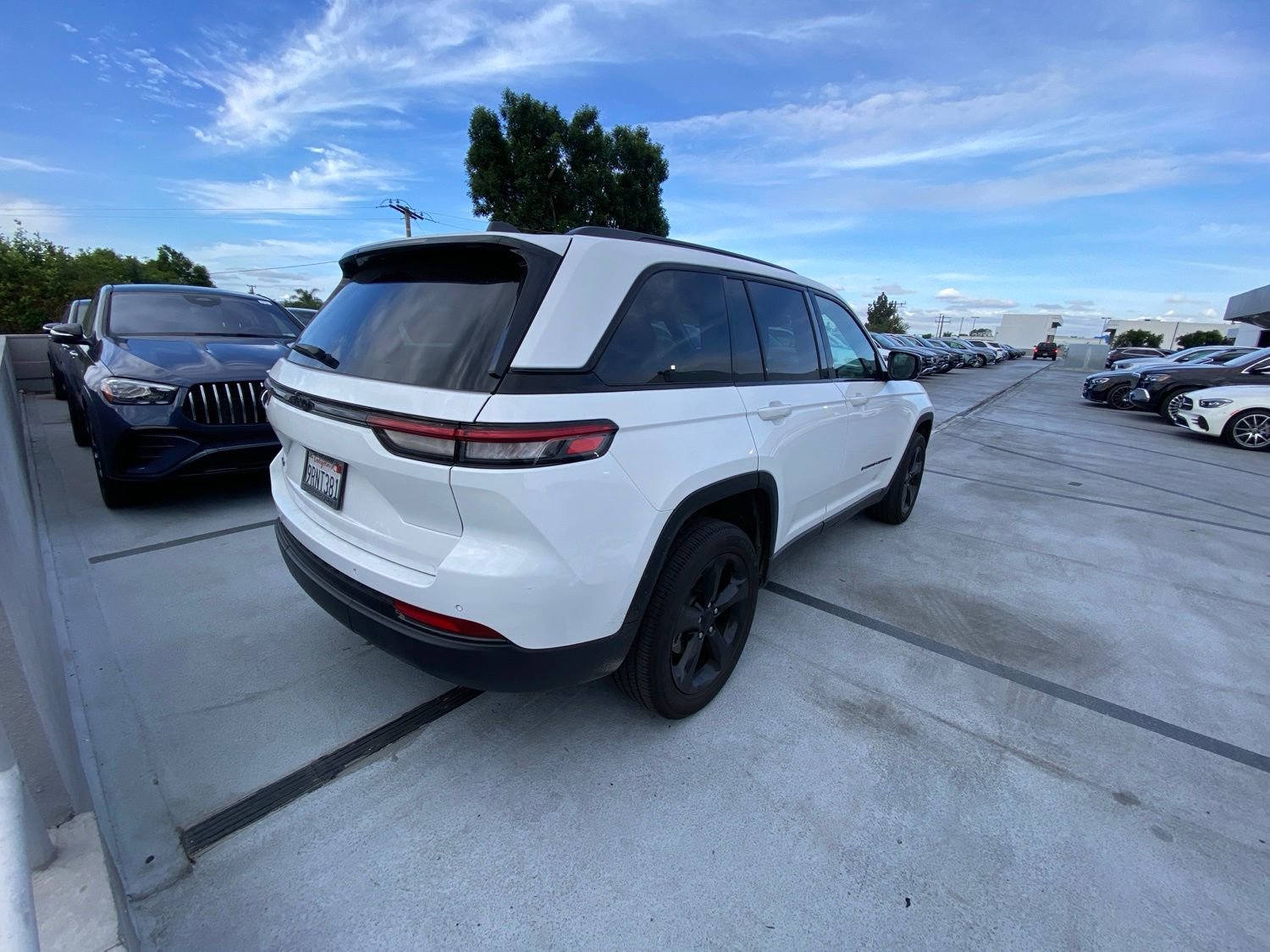Used 2024 Jeep Grand Cherokee Altitude AWD/4WD image 3