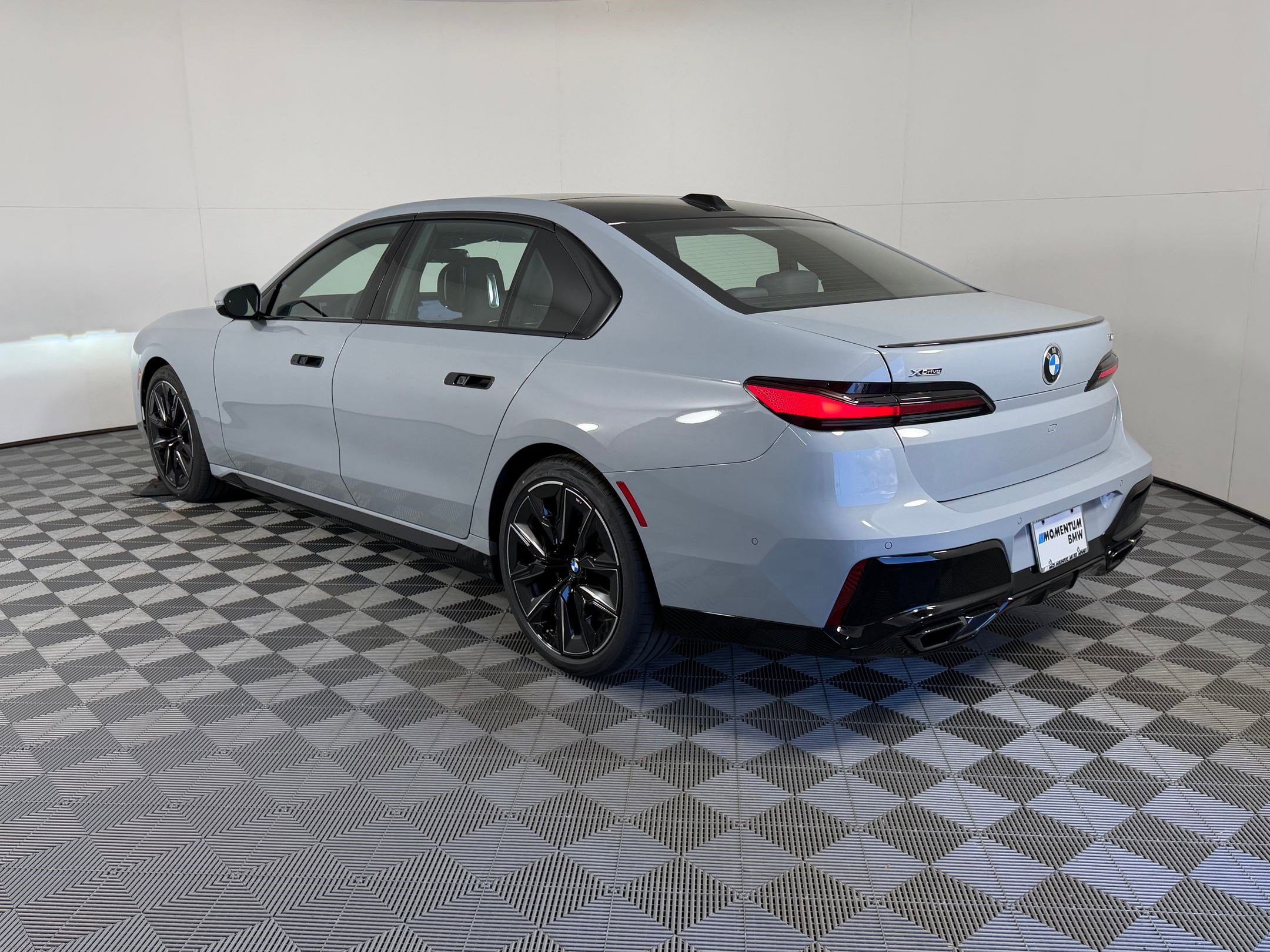 Used 2026 BMW 760i xDrive w/ Executive Package AWD/4WD image 3