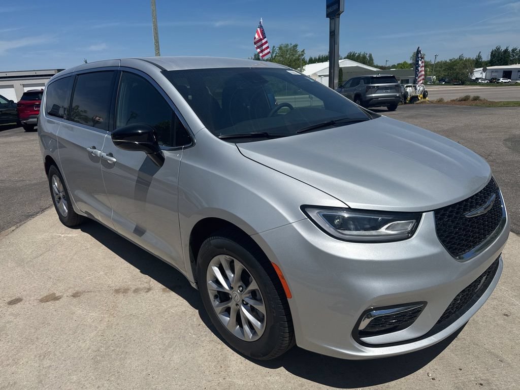 New 2026 Chrysler Pacifica Select AWD/4WD image 3