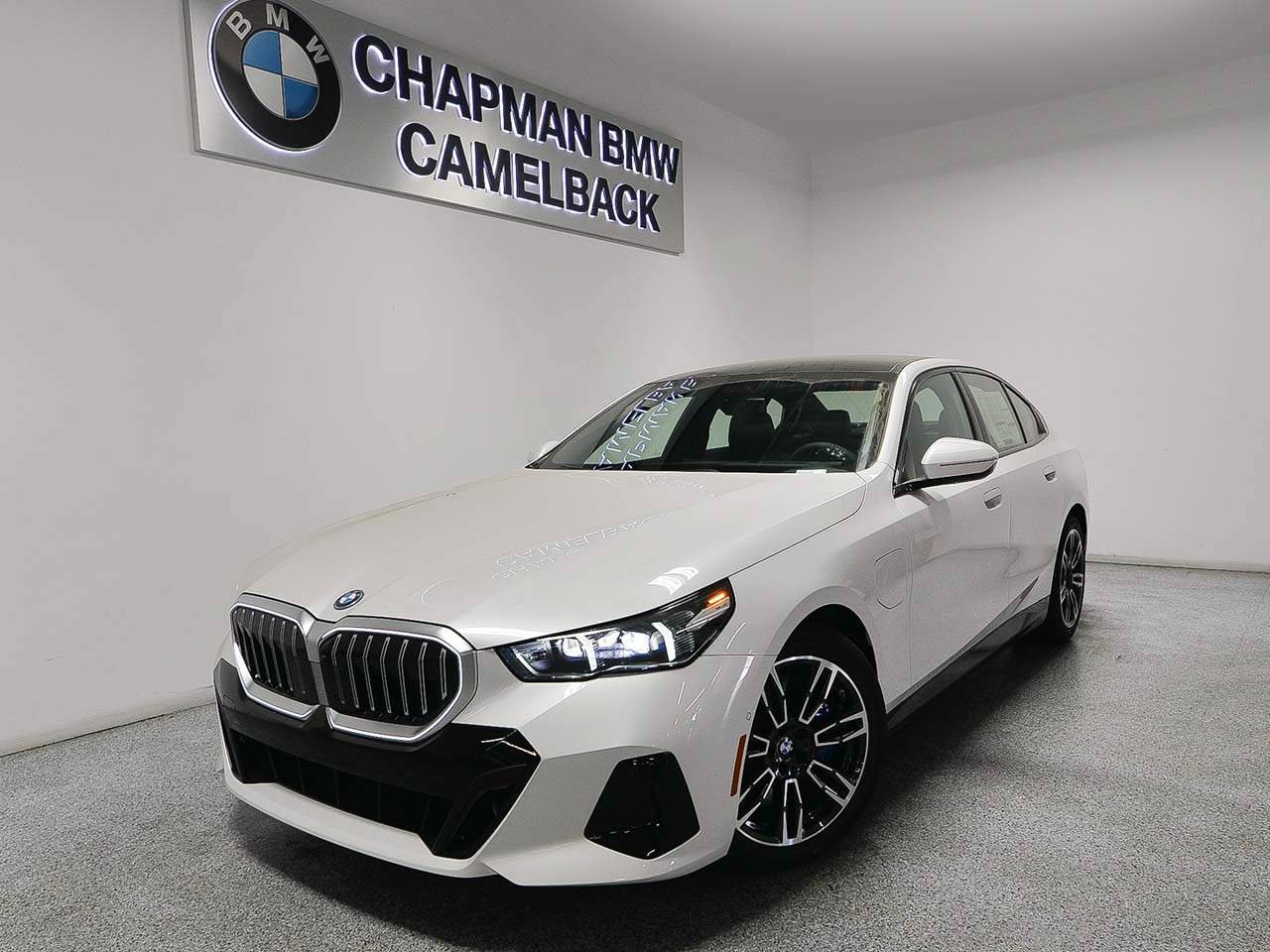 New 2027 BMW 550e xDrive AWD/4WD image 1