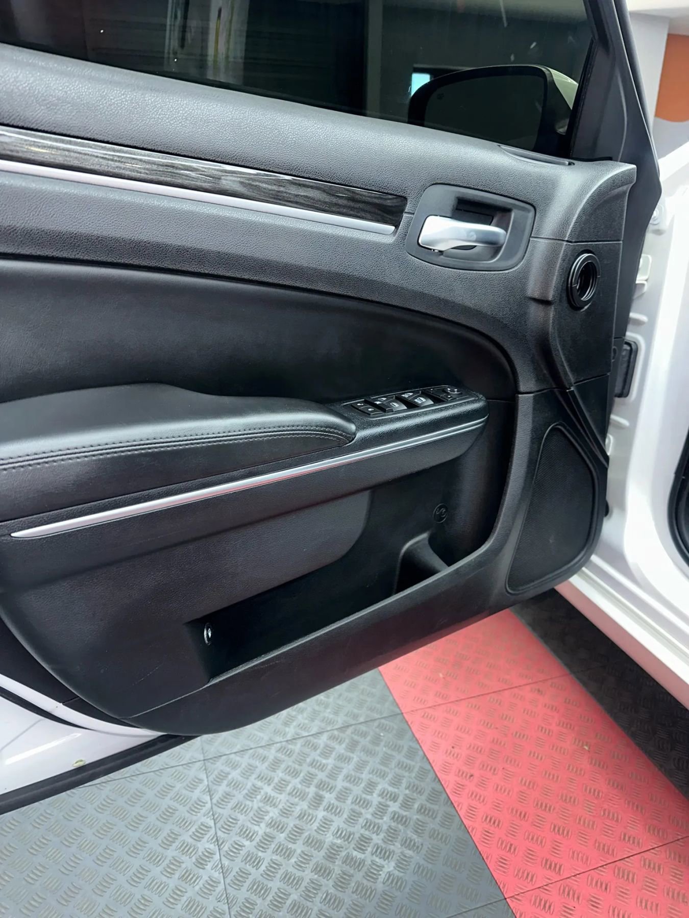 Used 2016 Chrysler 300 Limited image 9