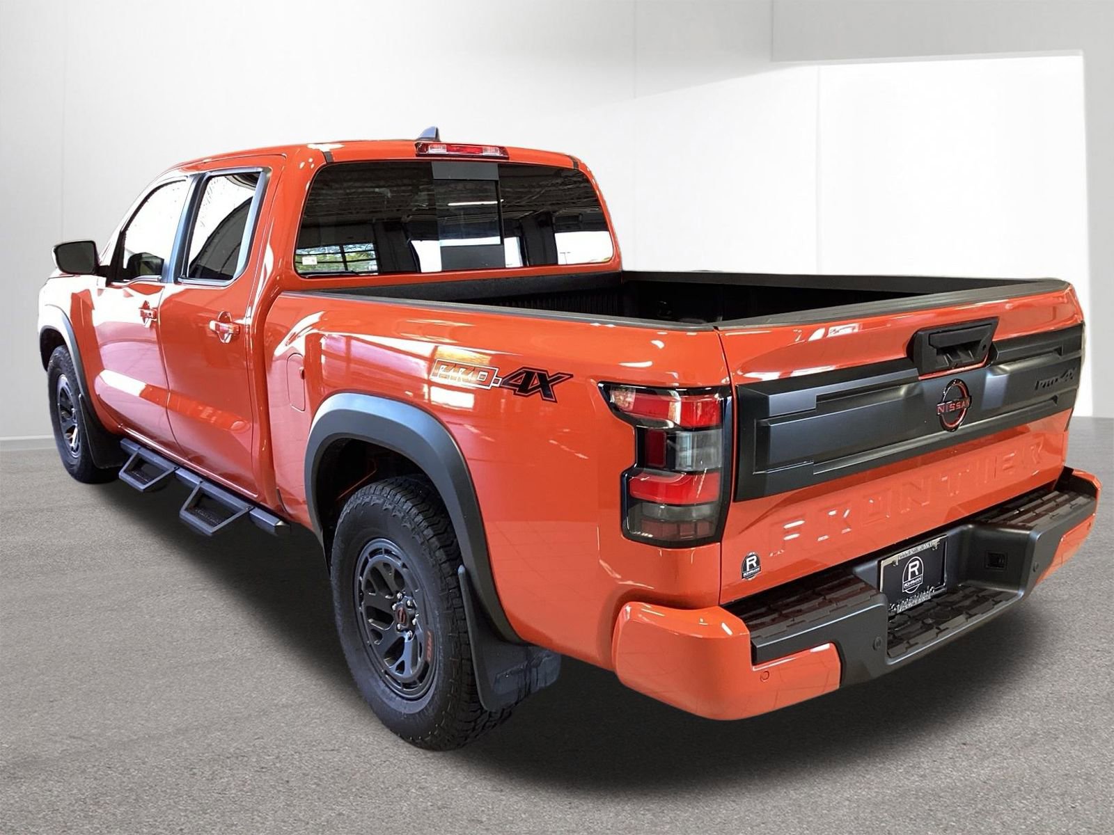 Used 2025 Nissan Frontier PRO-4X AWD/4WD image 2