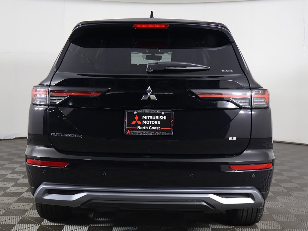 New 2025 Mitsubishi Outlander SE image 13