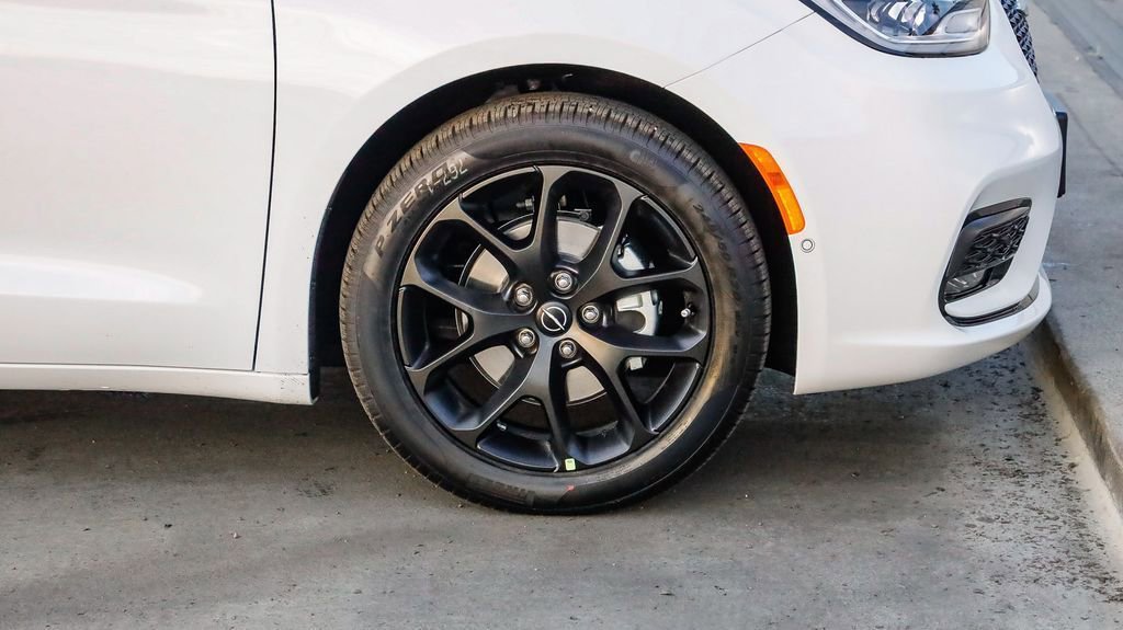 New 2026 Chrysler Pacifica Select w/ S Appearance Package image 11