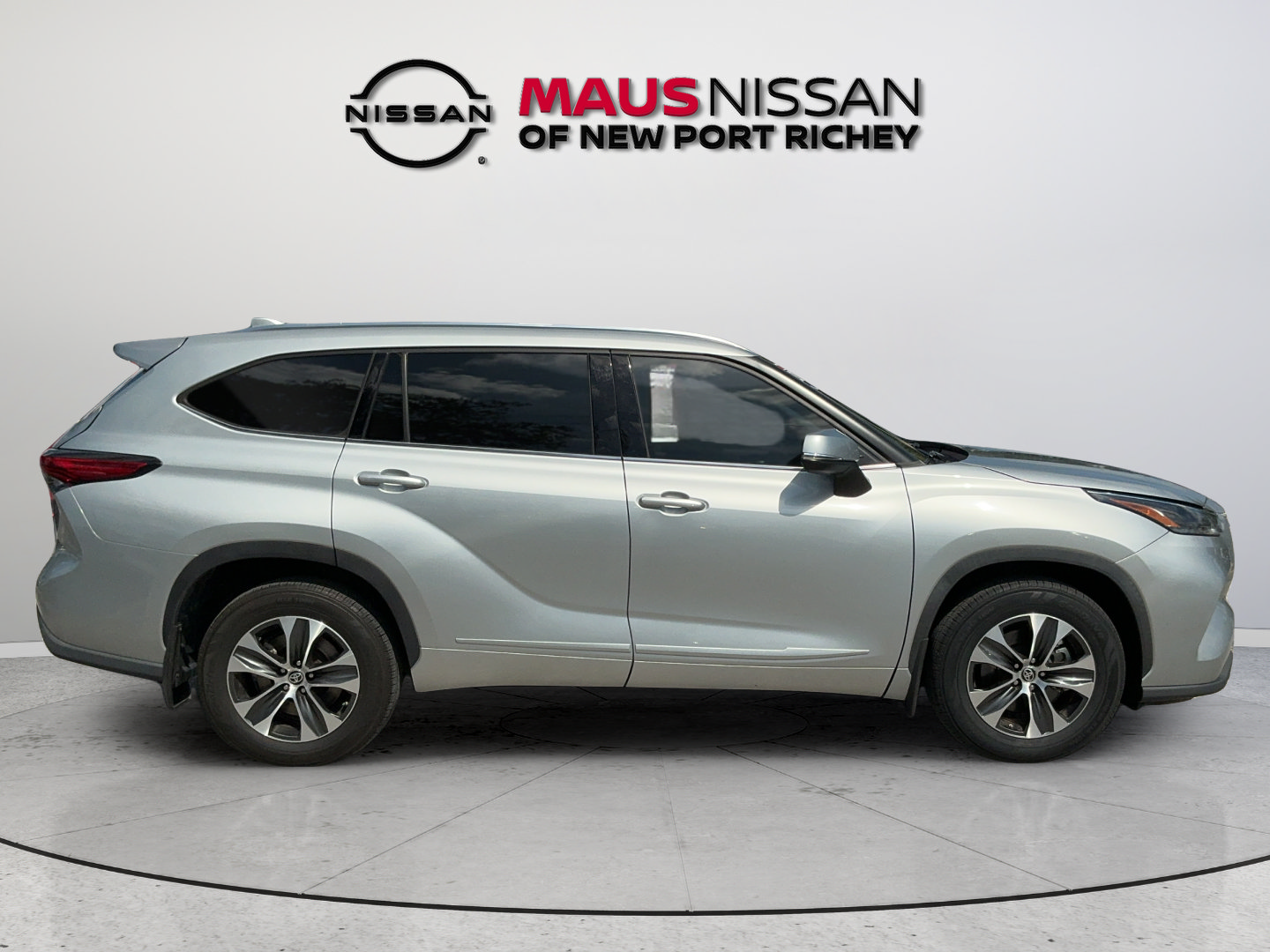 Used 2021 Toyota Highlander XLE AWD/4WD image 19