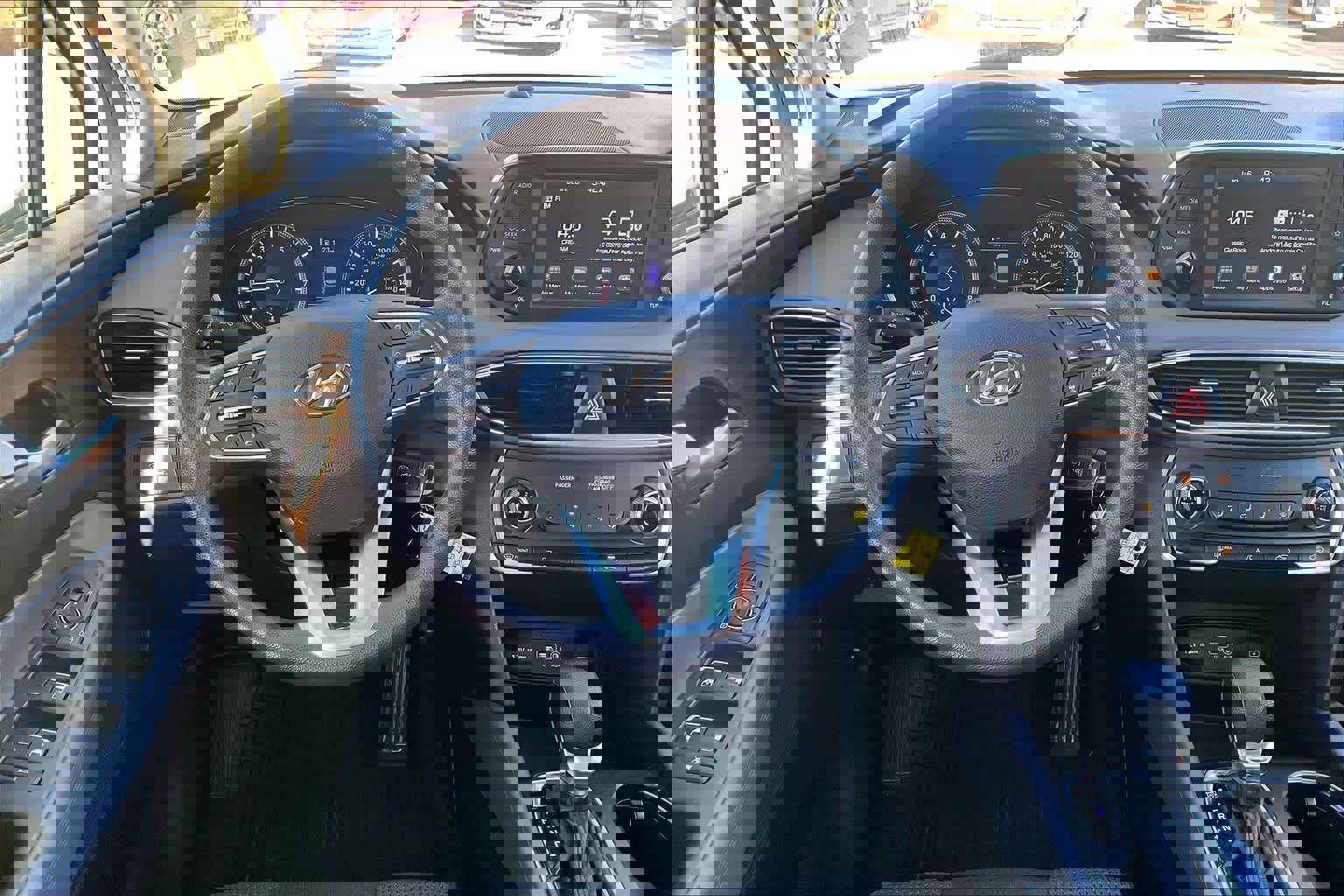 Used 2020 Hyundai Santa Fe SE image 2