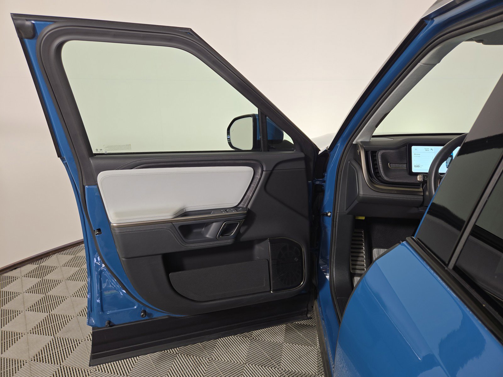 Used 2024 Rivian R1S Adventure AWD/4WD image 16