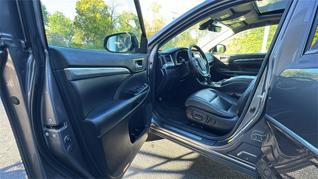 Used 2017 Toyota Highlander Limited image 31