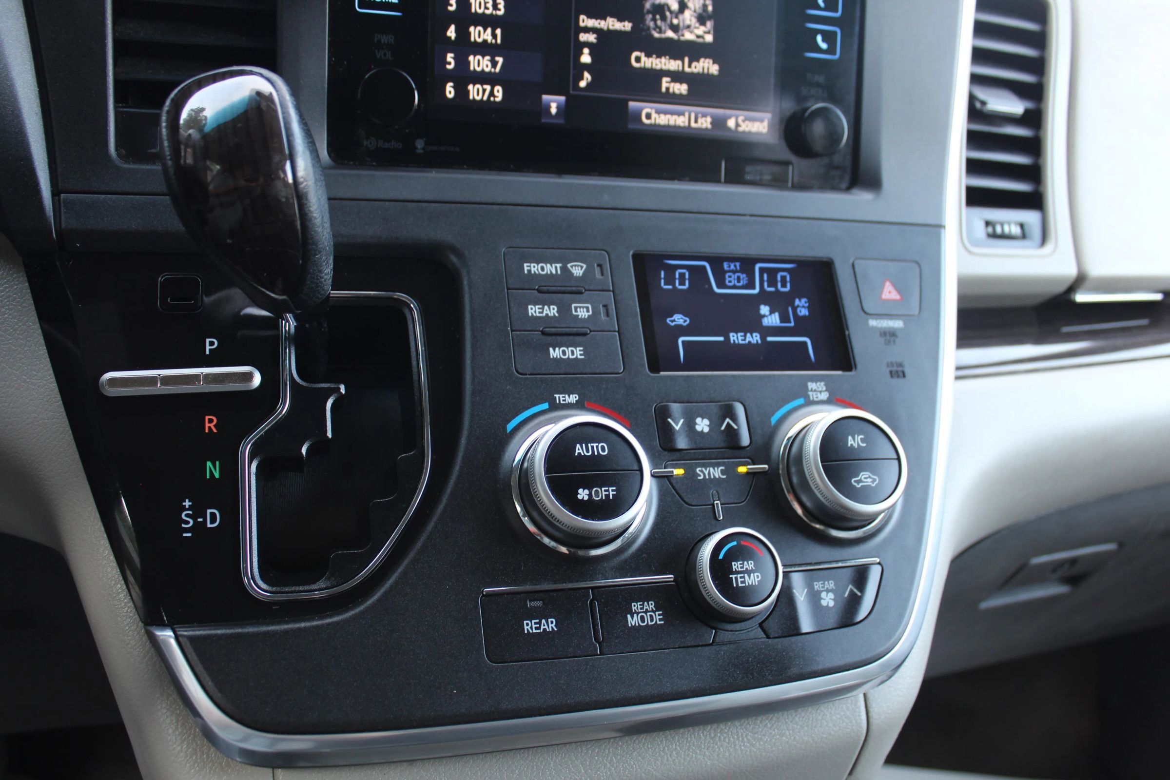 Used 2015 Toyota Sienna XLE Premium image 31