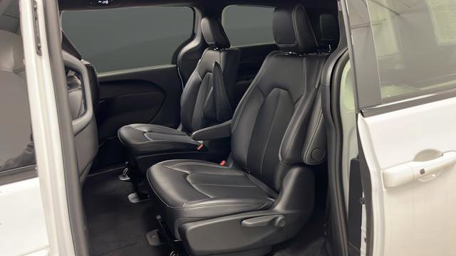 Used 2024 Chrysler Pacifica Limited FWD image 21