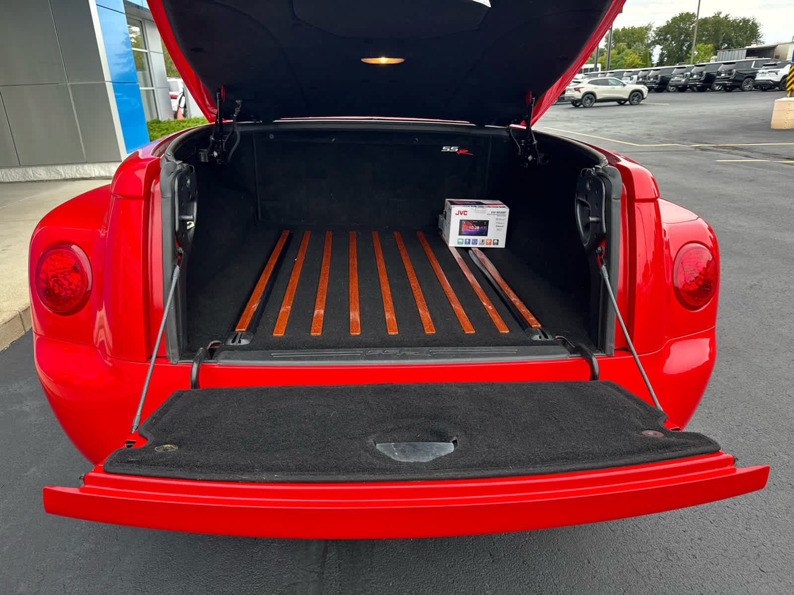 Used 2004 Chevrolet SSR w/ Preferred Equipment Group RWD image 12