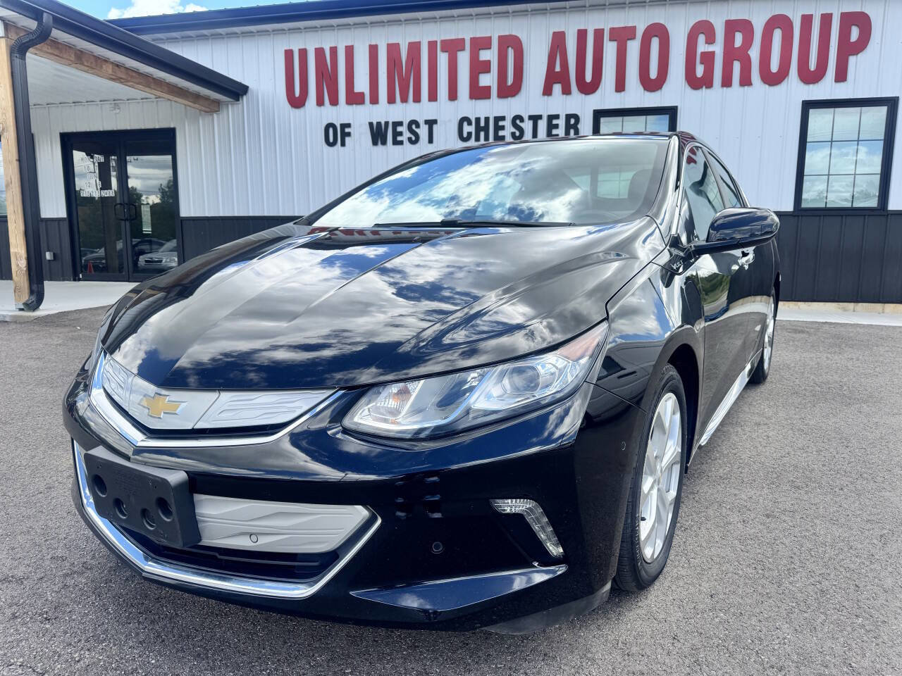 Used 2018 Chevrolet Volt Premier w/ Driver Confidence Package FWD image 2