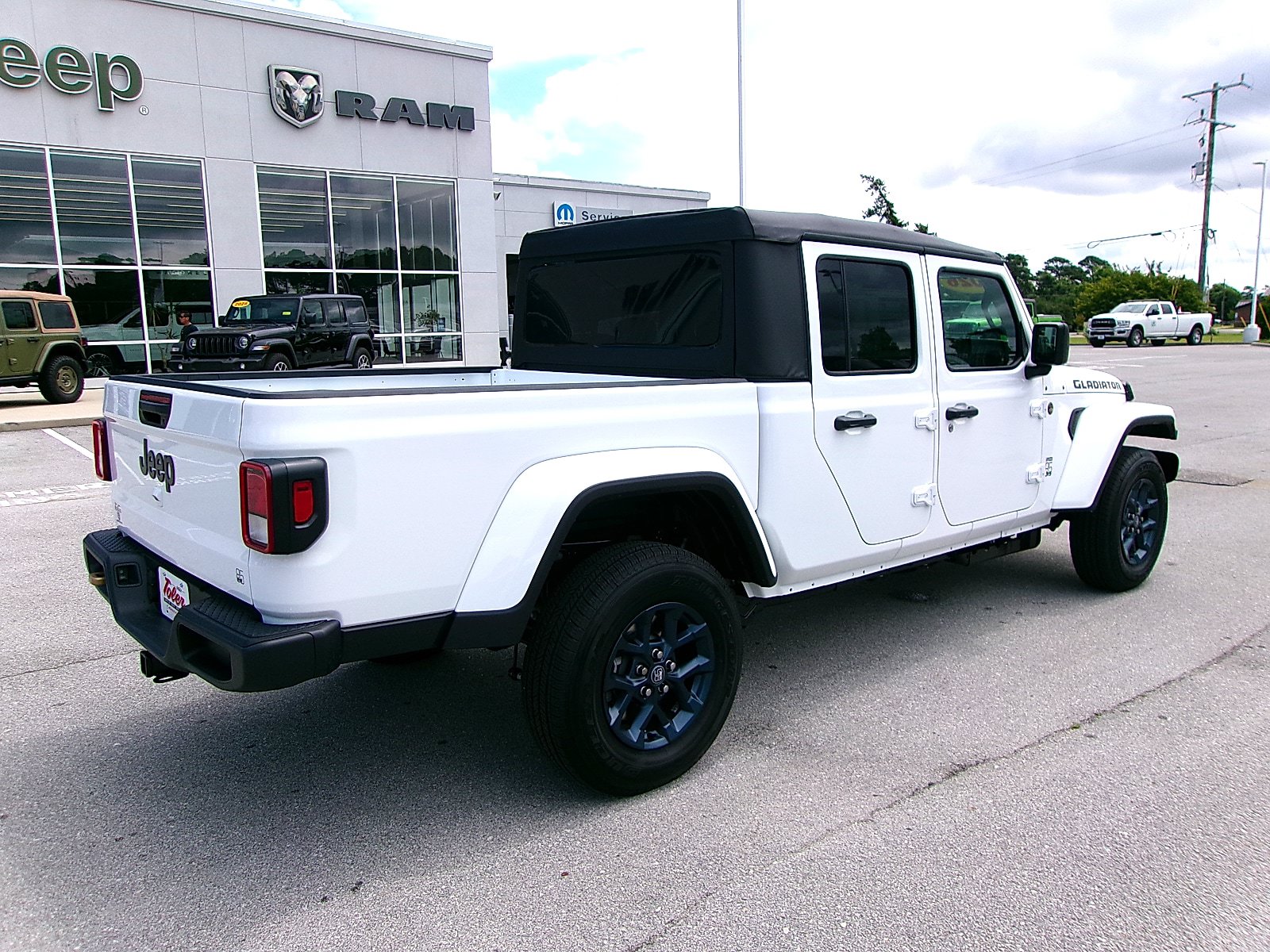 New 2026 Jeep Gladiator Sport AWD/4WD image 4