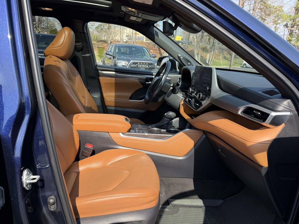 Used 2023 Toyota Highlander Platinum image 12