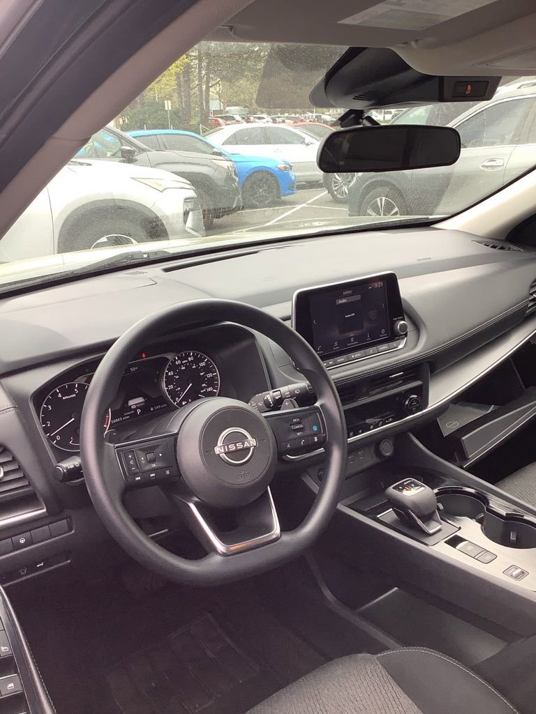 Used 2024 Nissan Rogue SV image 2