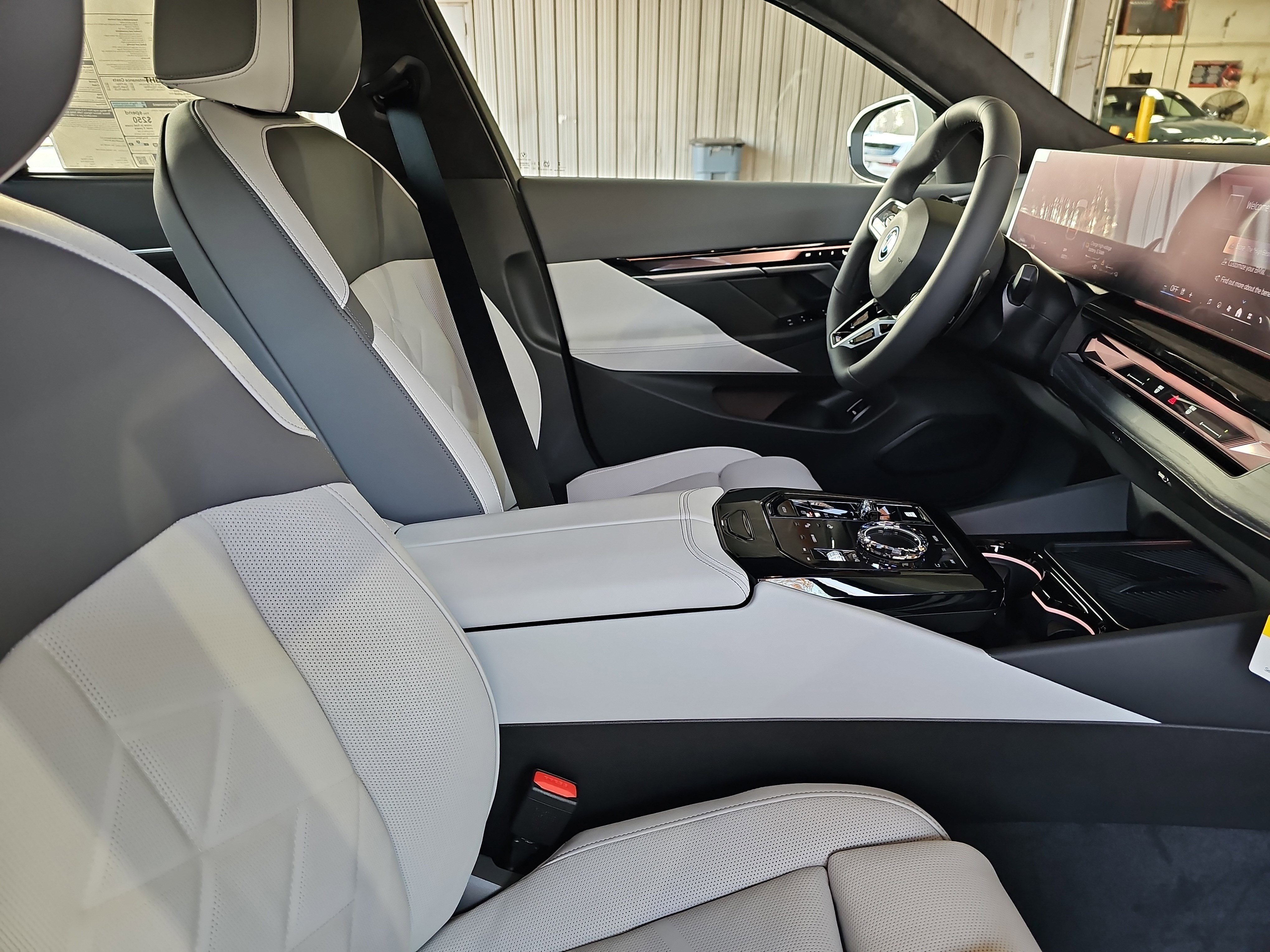 New 2026 BMW 550e xDrive w/ Executive Package image 10