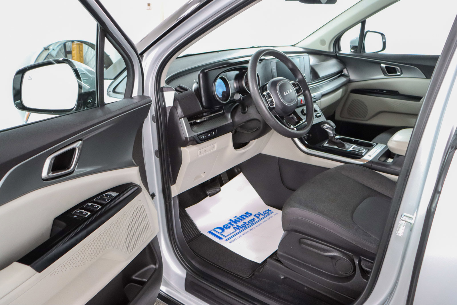 Used 2023 Kia Carnival LX image 3