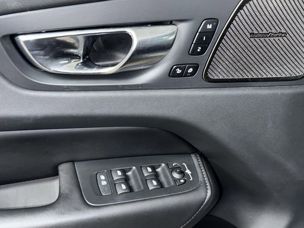 Used 2024 Volvo XC60 B5 Plus image 21